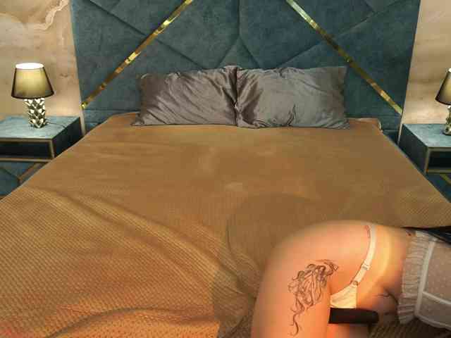 NikkiGold webcam