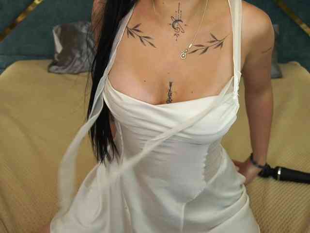 NikkiGold webcam