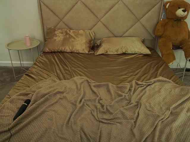 NikkiGold webcam