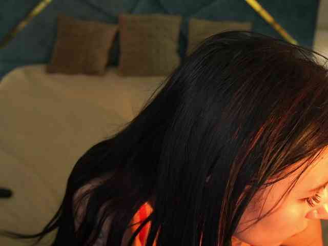 NikkiGold webcam