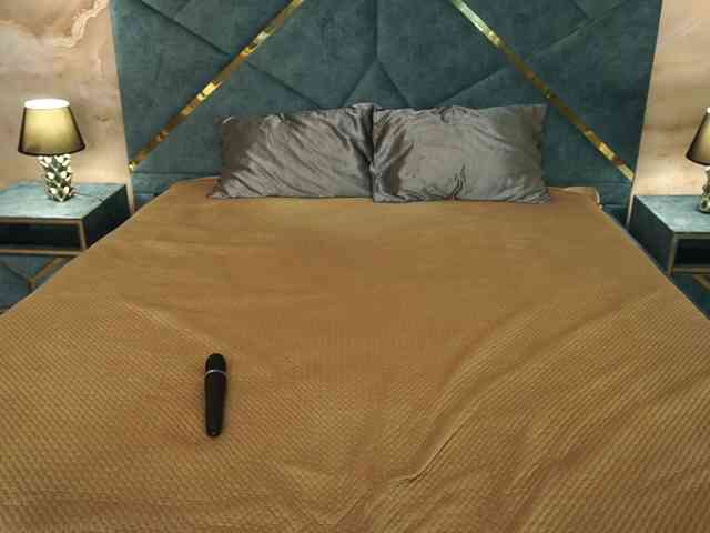 NikkiGold webcam