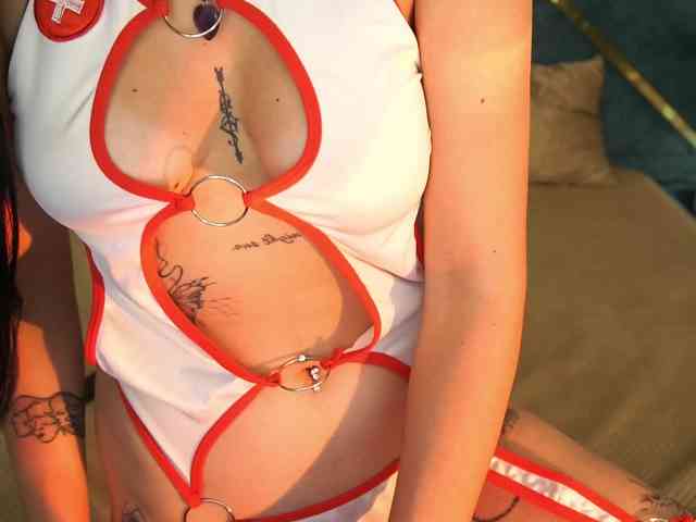 NikkiGold webcam