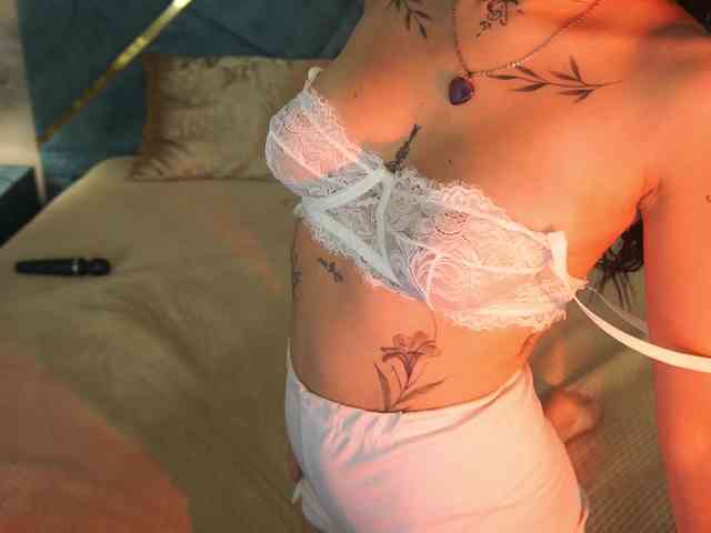 NikkiGold webcam