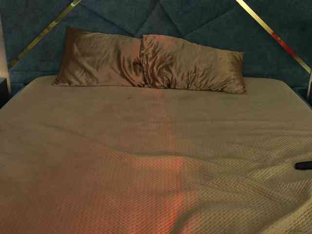 NikkiGold webcam