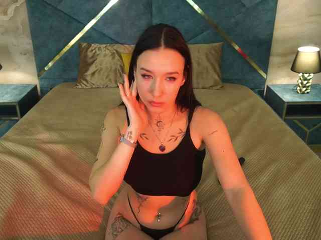 NikkiGold webcam