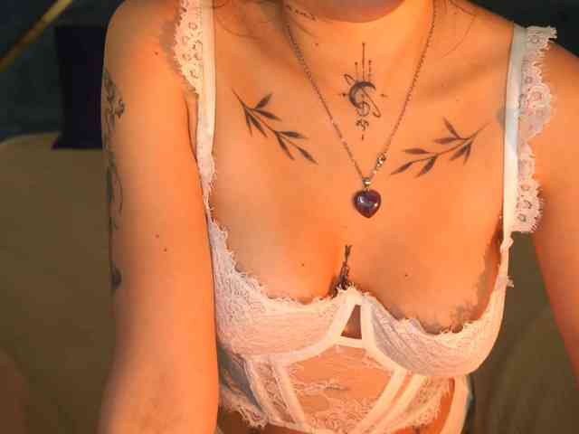 NikkiGold webcam