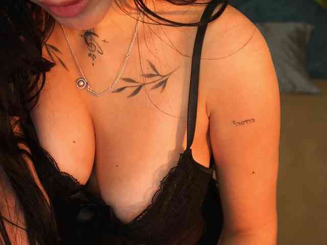 NikkiGold webcam