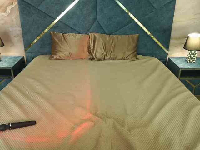 NikkiGold webcam