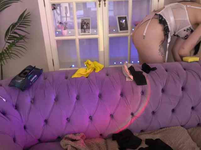 NikkiGold webcam