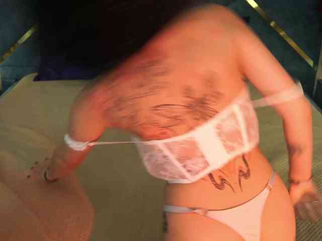 NikkiGold webcam