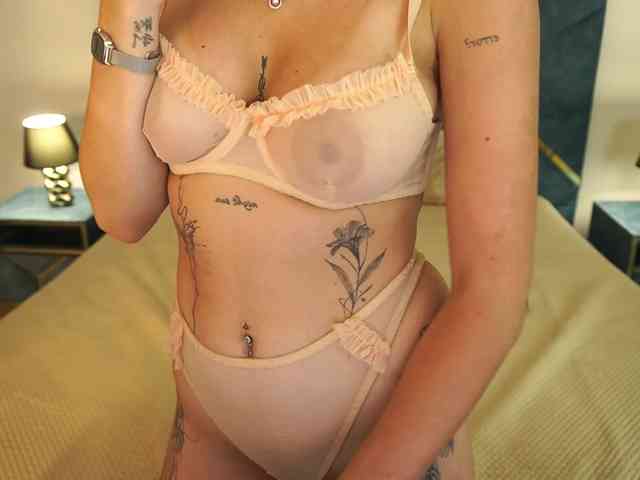 NikkiGold webcam