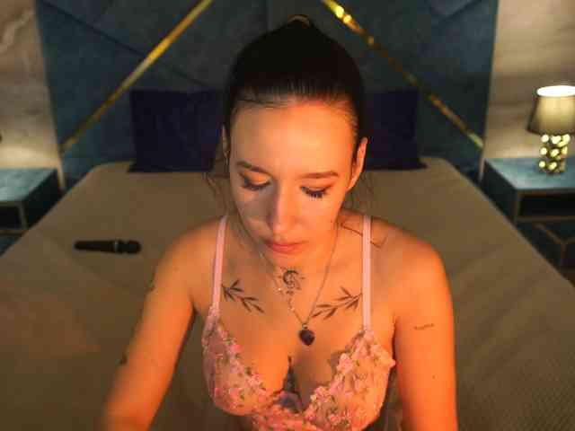 NikkiGold webcam