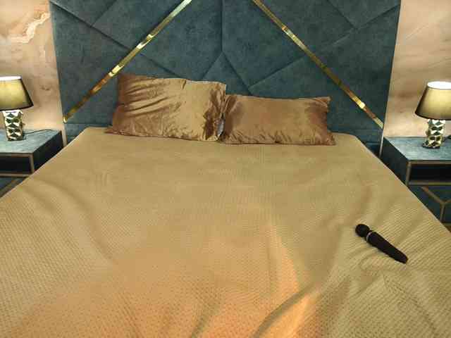 NikkiGold webcam