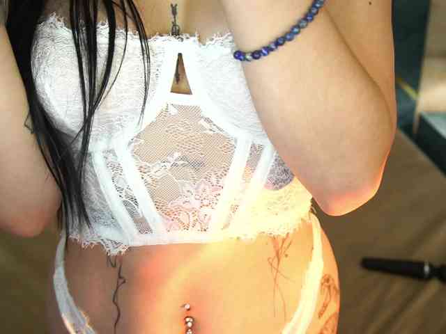 NikkiGold webcam