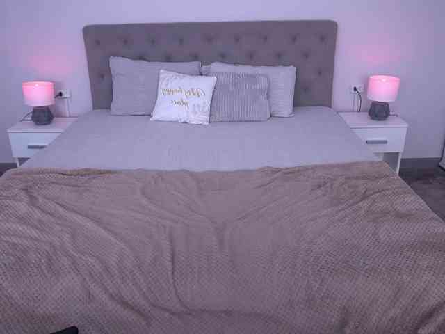 NikkiGold webcam