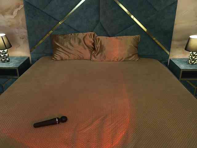 NikkiGold webcam