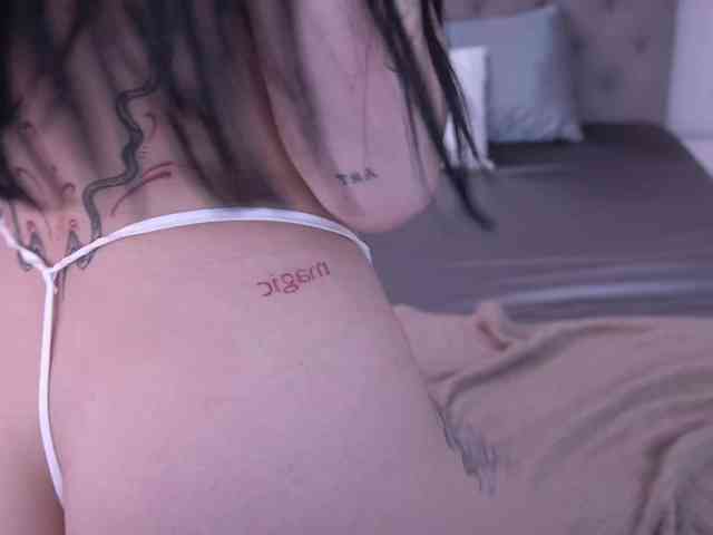 NikkiGold webcam