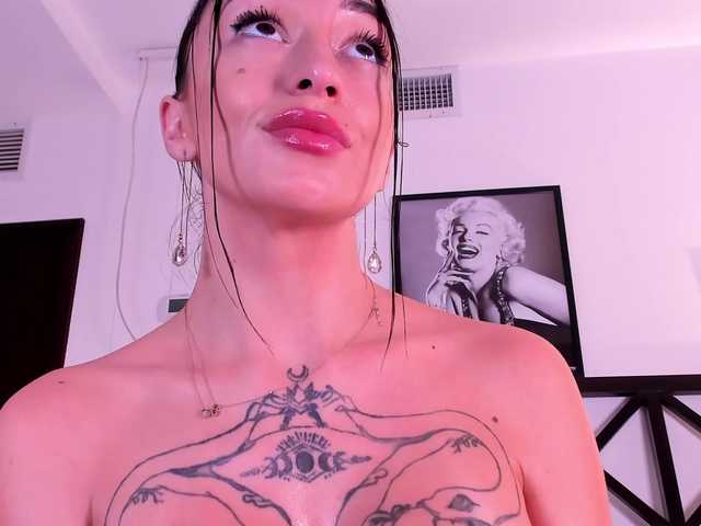 le modèle LunaMystyque est en webcam porno dans un show sur le site bongacams, il possède les tags suivants: White/Caucasian,Brunette,Shaved