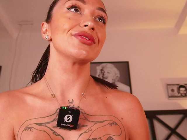 Chat with LunaMystyque live cam