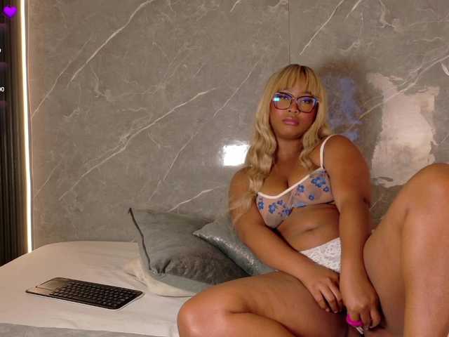 Rachellebony live cam on BongaCams