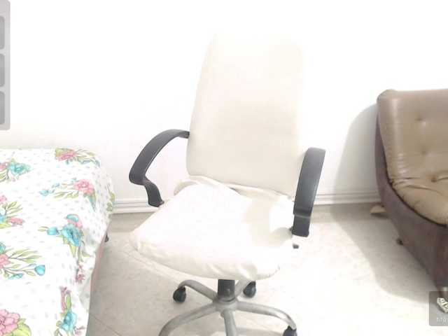 elly-willis live cam on BongaCams