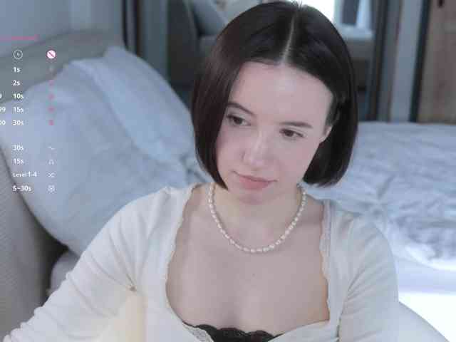 Model ini sedang live sekarang. -FemaleEssence-