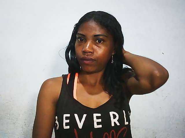 le modèle Honey699 est en webcam porno dans un show sur le site bongacams, il possède les tags suivants: Ebony,Brunette,Hairy