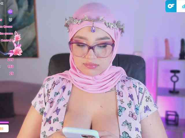 This model is live right now. Jazmin-Kitana