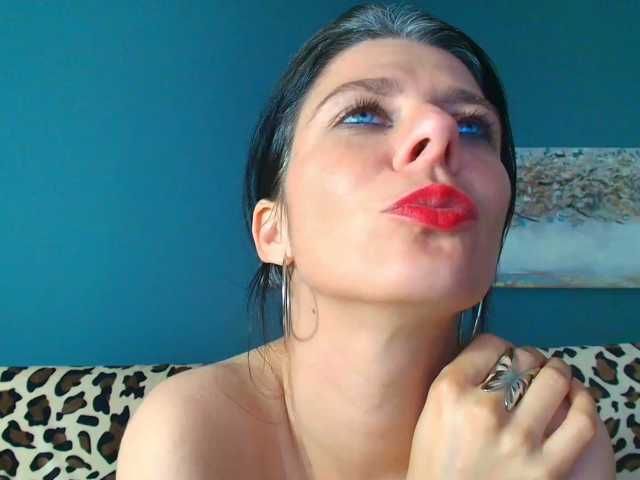 AnneBlueeyes live cam on BongaCams