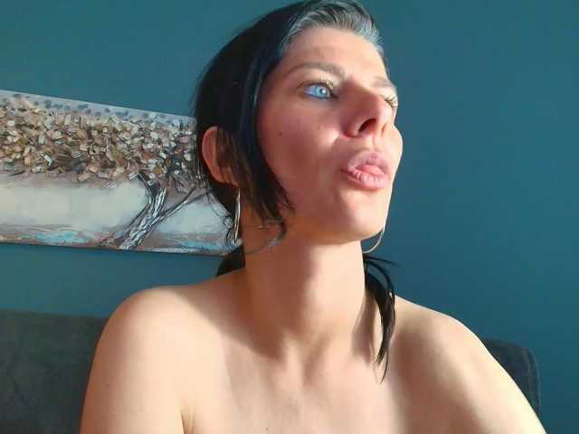 AnneBlueeyes live cam on BongaCams
