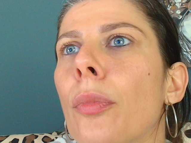 AnneBlueeyes live cam on BongaCams