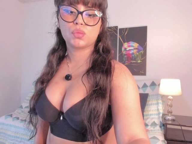 Yiovanna live cam on BongaCams