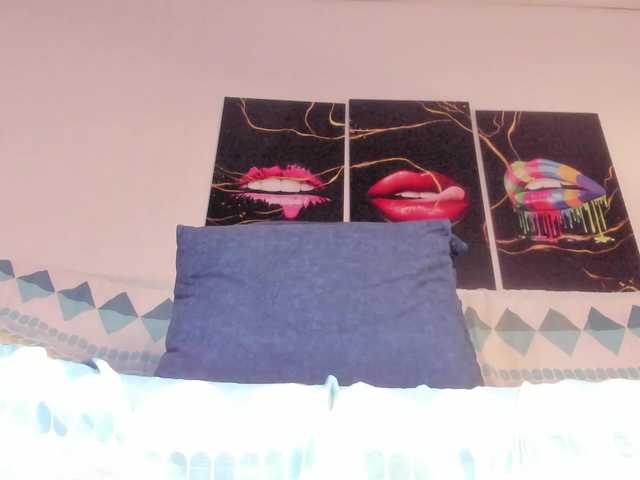 Yiovanna live webcam show