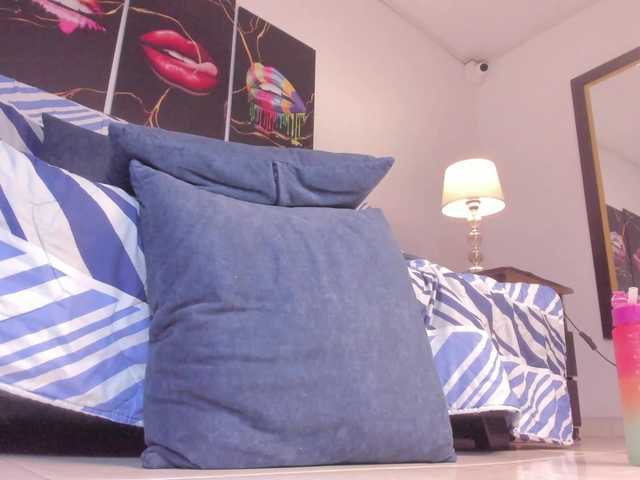 Yiovanna live webcam show