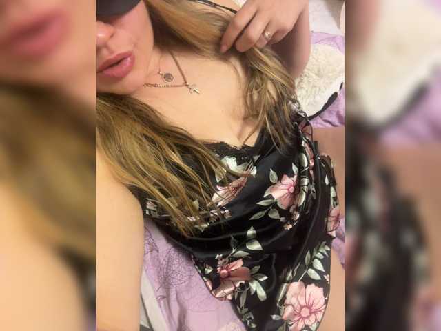 SweetStrawberry1 live cam on BongaCams