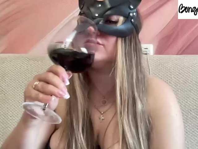 SweetStrawberry1 live cam on BongaCams