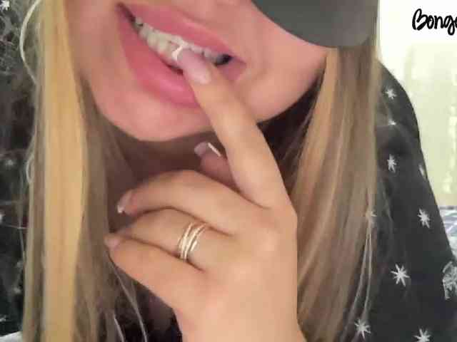 SweetStrawberry11 webcam