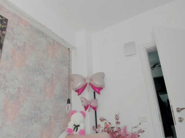 Erikabeee1 live cam on BongaCams