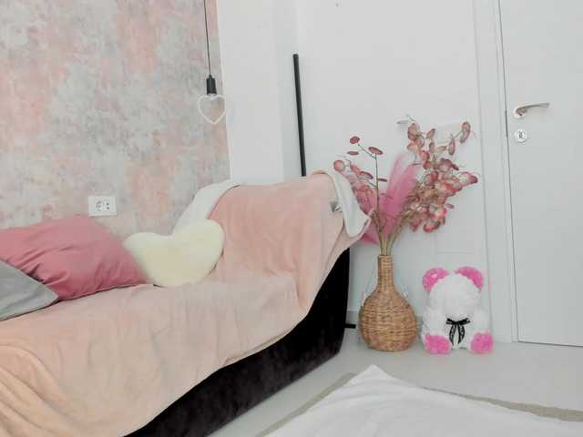 Erikabeee1 live cam on BongaCams