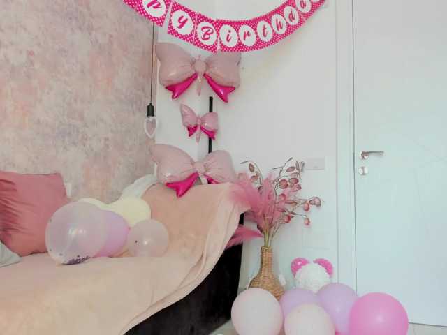 Erikabeee1 live cam on BongaCams