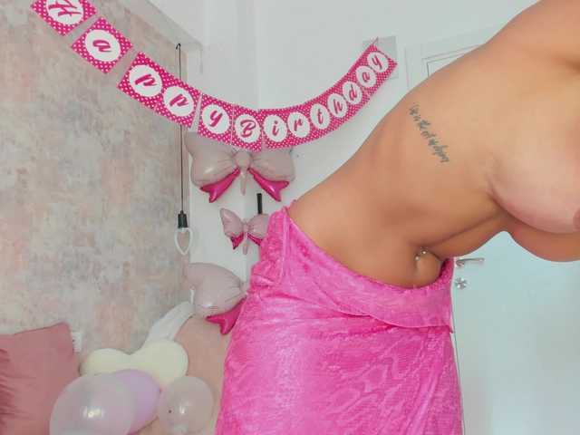 Erikabeee1 live cam on BongaCams