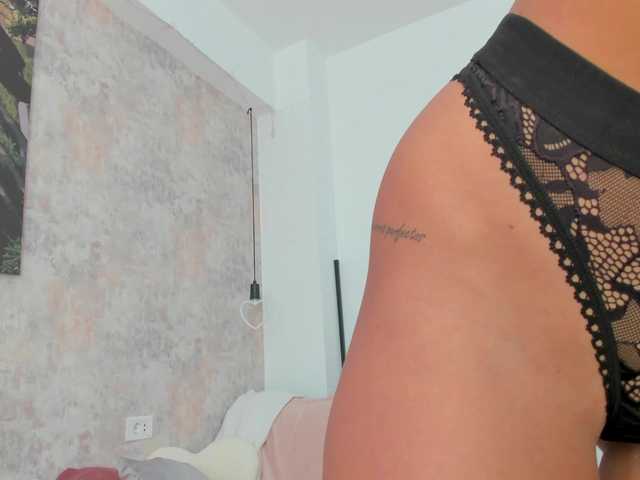 Erikabeee1 live cam on BongaCams