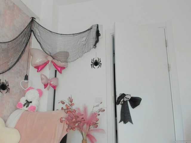 Erikabeee1 live cam on BongaCams