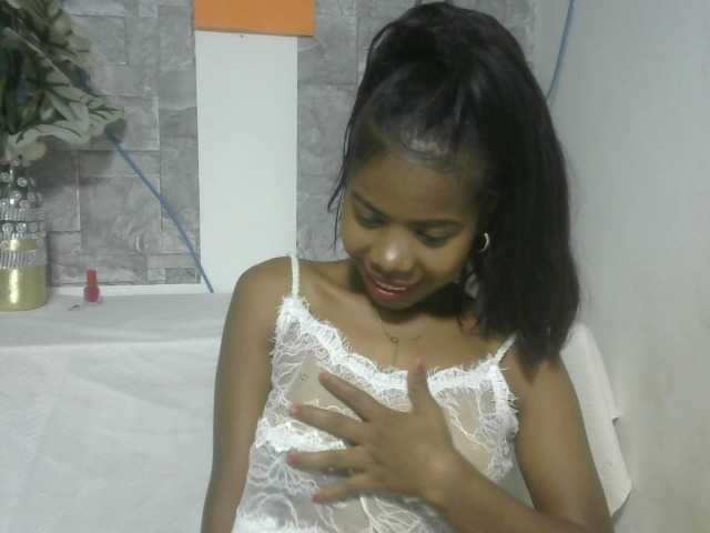 le modèle Maha19x est en webcam porno dans un show sur le site bongacams, il possède les tags suivants: Ebony,Brunette,Shaved