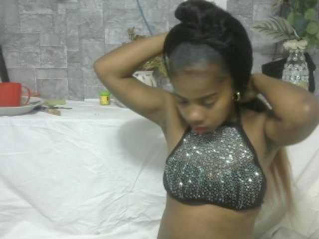 le modèle Maha19x est en webcam porno dans un show sur le site bongacams, il possède les tags suivants: Ebony,Brunette,Shaved