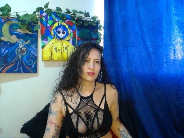 le modèle leyla-hot est en webcam porno dans un show sur le site bongacams, il possède les tags suivants: Latino/Hispanic,Brunette,Shaved