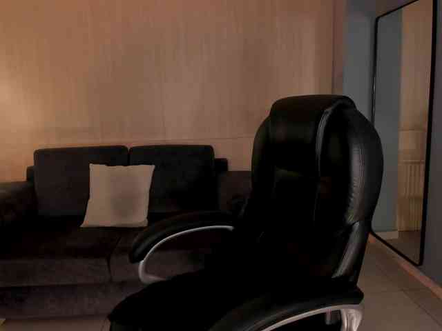 MiaFarrell webcam
