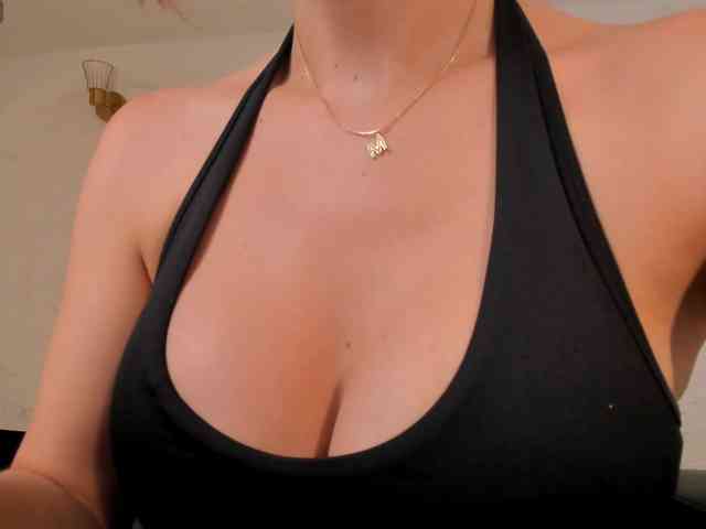 MiaFarrell webcam