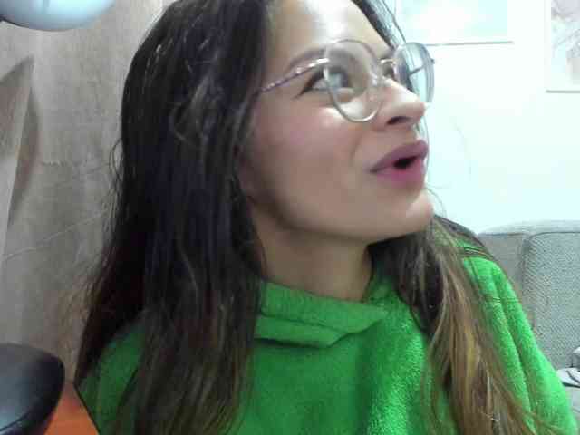 Angie-Pirs webcam