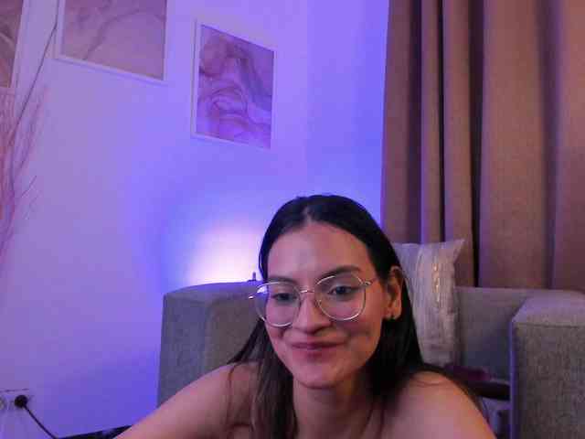 Angie-Pirs webcam